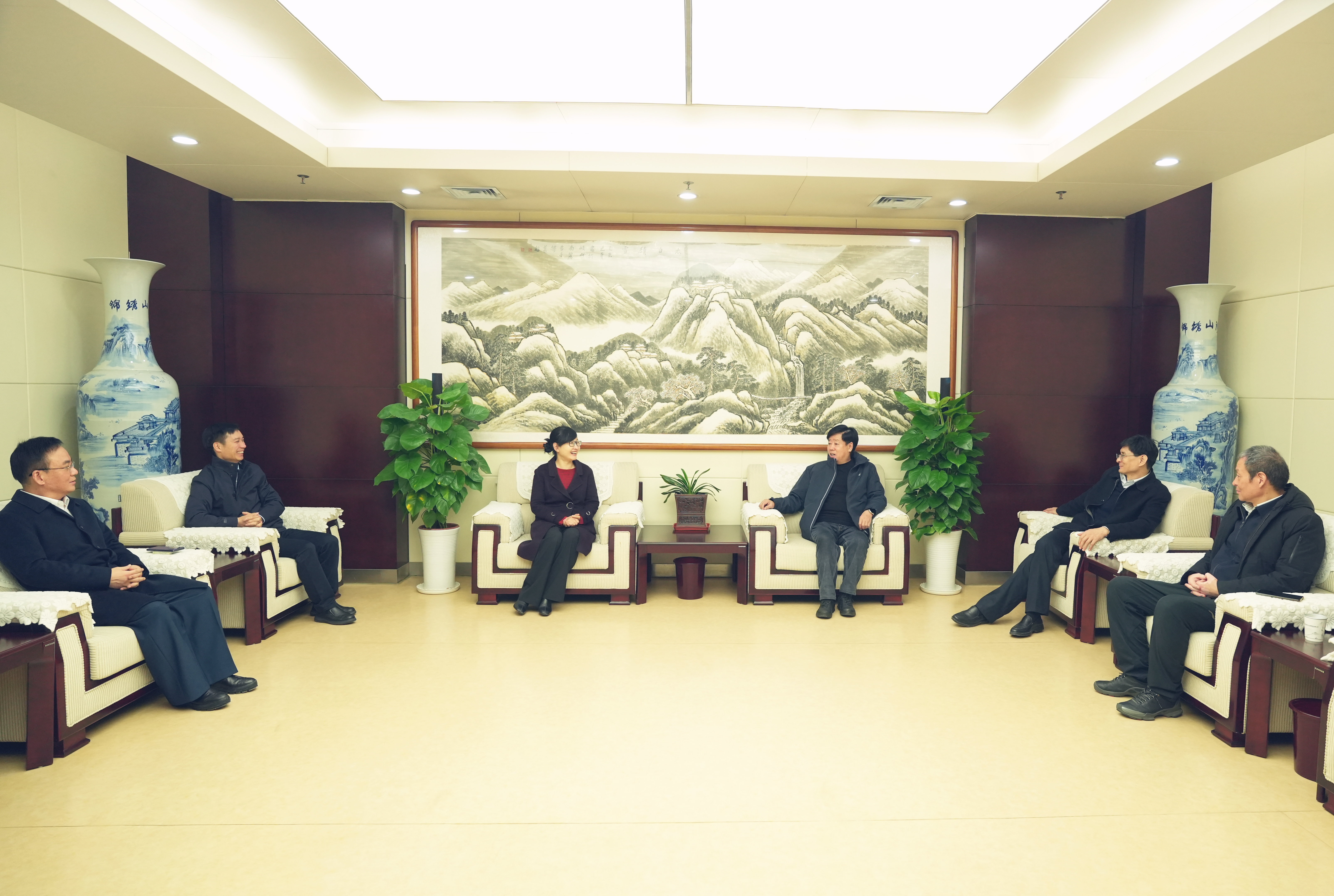 191708332965690729.jpeg 2月18日 陕投党委副书记 刘丽一行到陕煤地质走访慰问 党飞航摄2.JPG